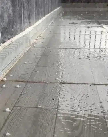 Şanlıurfa aniden bastıran dolu ve yağmurla serinledi