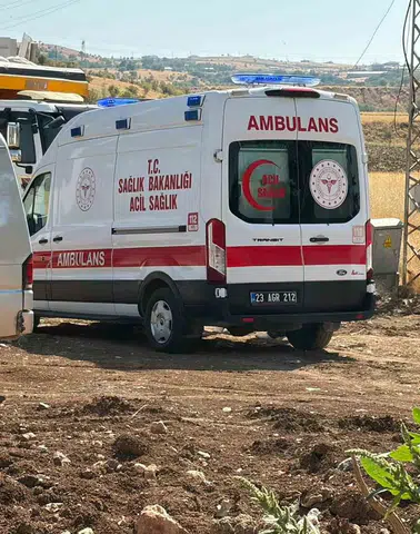 Elazığ'da inşaat alanında kamyondan düşen işçi yaralandı
