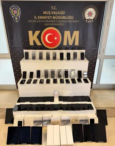 Muş polisinden kaçakçılık operasyonu: Çok sayıda cihaz ve tütün yakalandı
