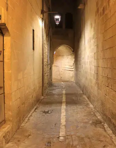 Şanlıurfa’nın tarihi sokakları gece turizmi için ışıklandırıldı