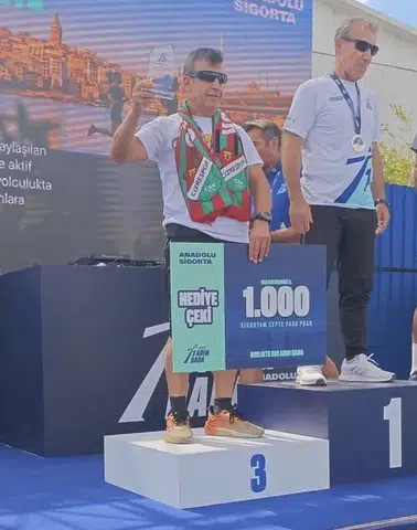Cizreli sporcu Ramazan Değer Haliç koşusunda podyuma çıktı