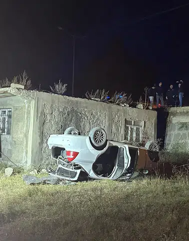 Ağrı'da otomobil çatının üzerinden şarampole uçtu