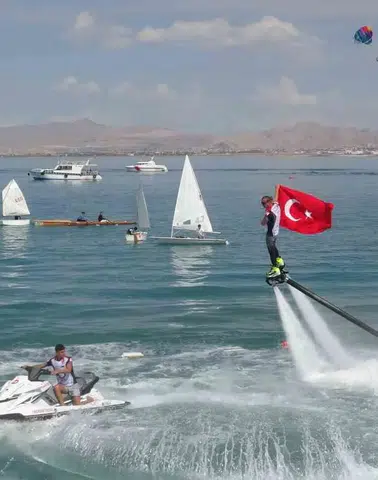 Van Gölü kıyısında renkli görüntüler: GölFest gençleri bir araya getirdi