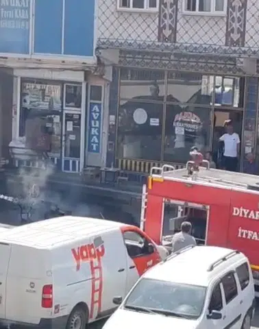 Diyarbakır Çermik'te seyir halindeki motosiklet aniden alev aldı