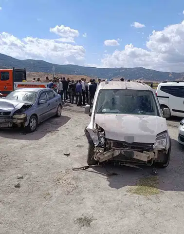 Muş Altınova yolunda iki araç çarpıştı