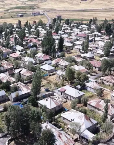 Yüksekova'nın simetrik köyü Doğanlı görenleri kendine hayran bırakıyor