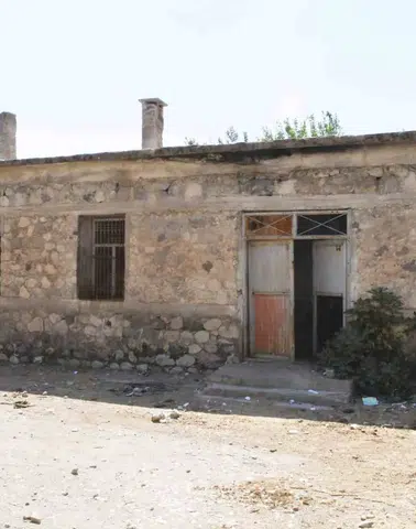 Silopi Başverimli'de tehlike yaratan metruk bina yıkılıyor