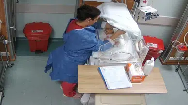 Bebeği darbeden hemşire her yerde aranıyor