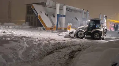 Hakkari’de kar temizliği sırasında sundurma çöktü 8 yaralı