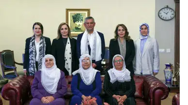 Barış Anneleri’nden CHP’ye beyaz tülbentli ziyaret
