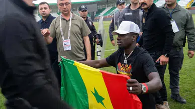 Diagne’nin bayrağına müdahale: Gergin anlar