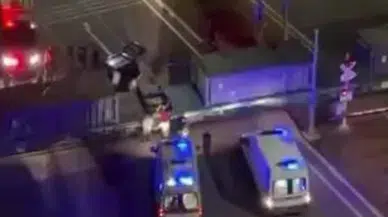 Diyarbakır'da otomobil yük treniyle çarpıştı: 2 yaralı