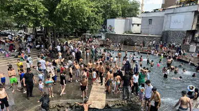 Diyarbakırda çocuklar bunaltıcı sıcaklardan kaçıp tarihi Anzele suyuna sığındı