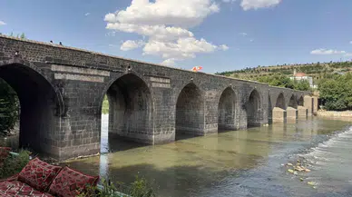 Diyarbakır'da kavurucu sıcaklar On Gözlü Köprü'yü boşalttı