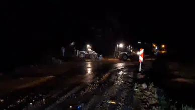 Tunceli’de sağanak yağış trafiği kesti