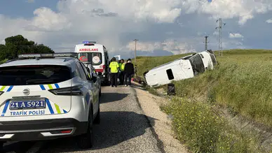 Diyarbakır Silvan yolunda minibüs devrildi 19 kişi yaralandı