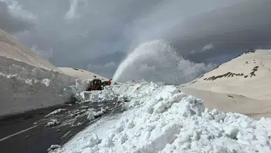 Van’da bahar geldi ama Karabet Geçidi hala karla kaplı