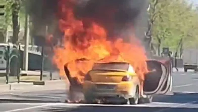 Ticari taksi alev aldı: Kadın son anda kurtarıldı!