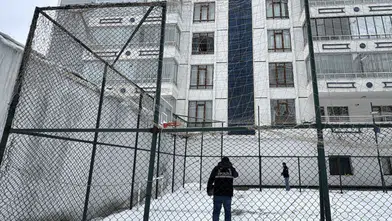 Cam silerken düştüğü iddia edilen kadın hayatını kaybetti