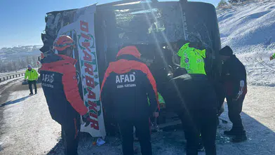 Diyarbakır’a ait yolcu otobüsü devrildi!