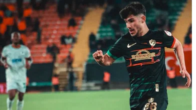 Amedsporlu oyuncuya saha içinde takım arkadaşından saldırı