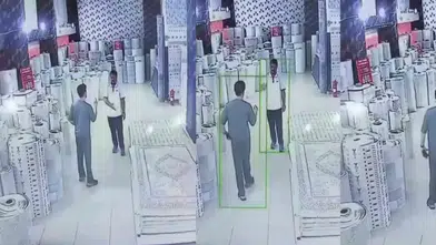 Vanlı esnaf ile işitme engelli müşterinin halaylı pazarlığı sosyal medyayı salladı