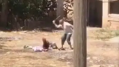 Bozova ilçesinde bir evlat yaşlı annesine sopayla vahşice saldırdı