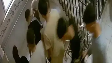 Siverek'te deprem anı güvenlik kameralarına yansıdı