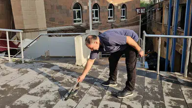 Adilcevazlı kasap ile karganın şaşırtan dostluğu görenleri gülümsetiyor