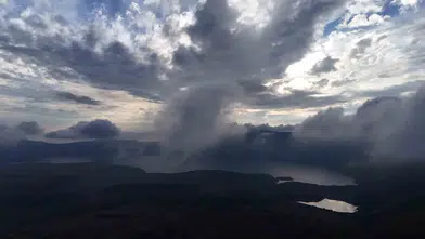 Nemrut Kalderası üzerinde oluşan bulut hareketleri görsel şölen sundu