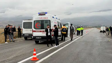 Yüksekova'da öğrenci servisi devrildi 12 yaralı