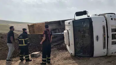 Batman Yenişehir Mahallesinde kum yüklü kamyon devrildi