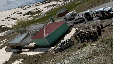 Hakkari yolunda araç şarampole uçtu 4 kişi yaralandı