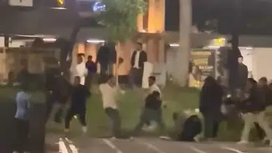 Elazığ Cumhuriyet Meydanı'nda gece kavgası kameraya yansıdı