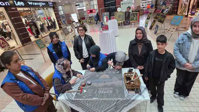 Tatvanlı gençlerden Filistin için çivili destek