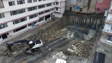 Hakkari’de inşaat kazısı binaları tehlikeye attı