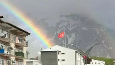 Hakkari’nin üzerine yağmur sonrası renkli bir tablo kuruldu