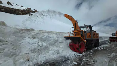 Bahçesaray yolunda karlar eriyor ulaşım normale dönüyor