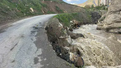 Hakkari’de ana ulaşım yolu çöktü mahalleli tedirgin