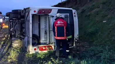 Van yolunda polisleri taşıyan araç devrildi