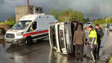 Muş’ta dolu yağışı yolları kayganlaştırdı minibüs yan yattı