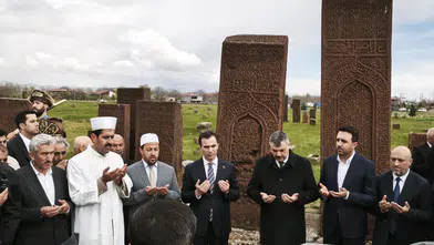 Bakan Çiftçi Ahlat’ın tarihi mezarlığında incelemelerde bulundu