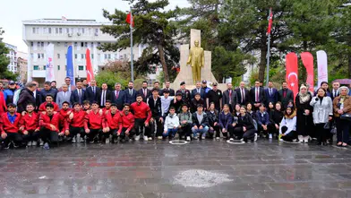 Van'da 19 Mayıs coşkusu çelenk sunumuyla başladı
