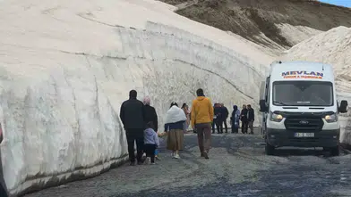 Bitlis Nemrut yolunda yaz ortasında kış manzarası