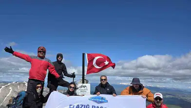 Elazığlı dağcılar zirveye bayrak dikmek için yük taşıdı