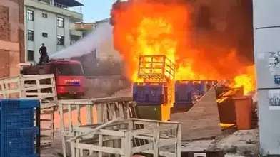Elazığ’da apartman altındaki paletler yandı