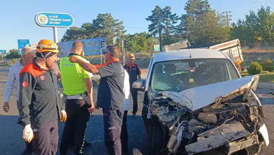 Elazığ yolunda kamyon ve ticari araç birbirine girdi