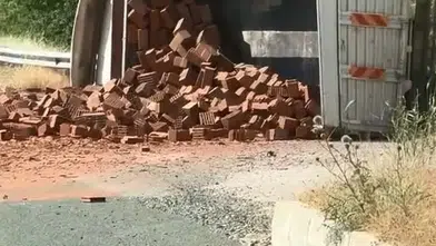 Elazığ yolunda kamyon kazası trafiği kilitledi