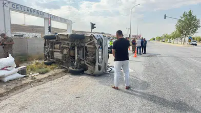 Ceylanpınar yolunda kamyonet devrildi