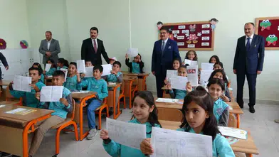 Van'da karneler dağıtıldı öğrenciler tatile çıktı